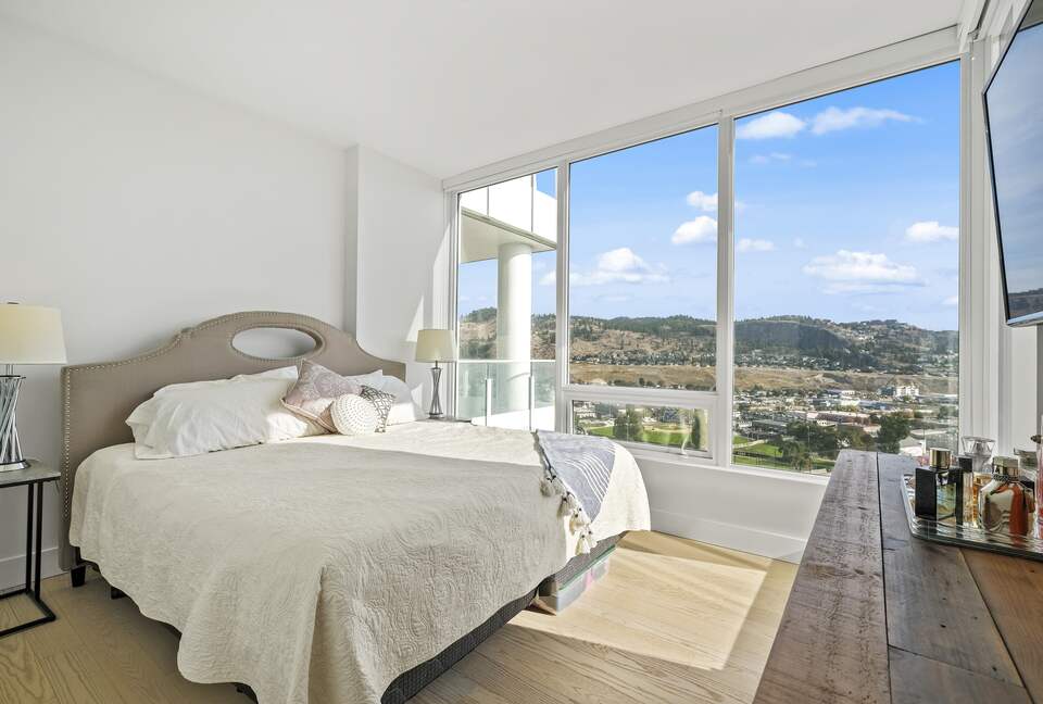 Luxury Lakefront Kelowna Condo - Kelowna, Canada