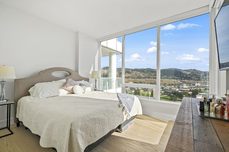 Luxury Lakefront Kelowna Condo - Kelowna, Canada