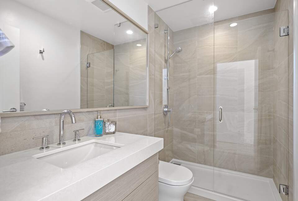 Luxury Lakefront Kelowna Condo - Kelowna, Canada