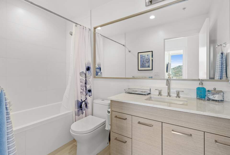 Luxury Lakefront Kelowna Condo - Kelowna, Canada