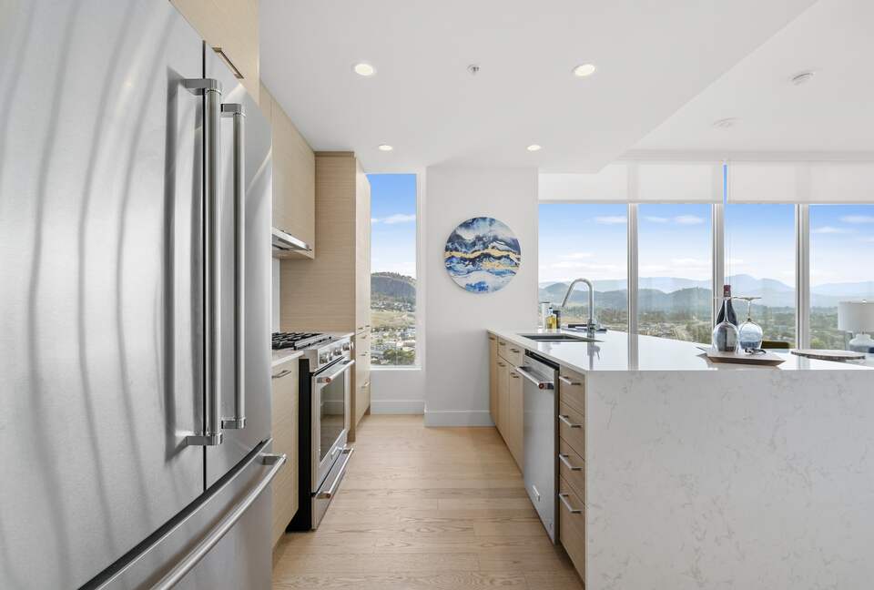 Luxury Lakefront Kelowna Condo - Kelowna, Canada