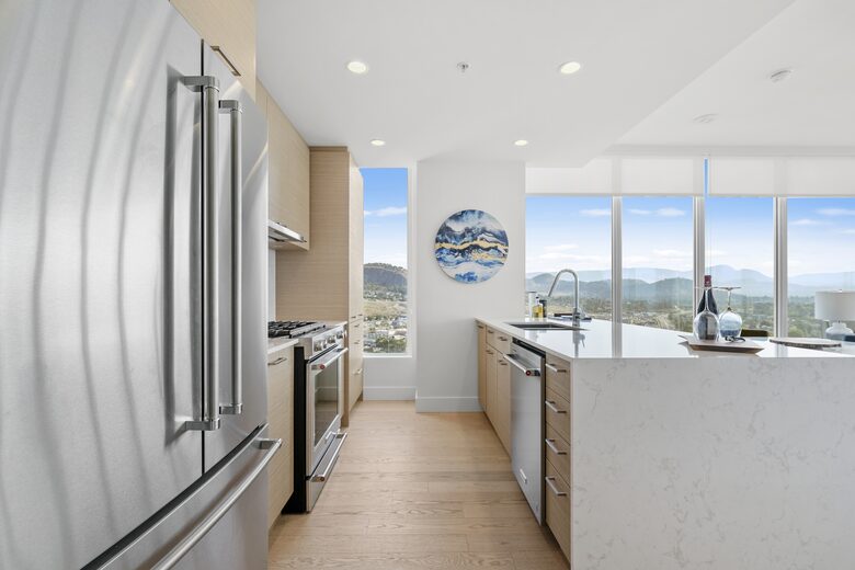 Luxury Lakefront Kelowna Condo - Kelowna, Canada