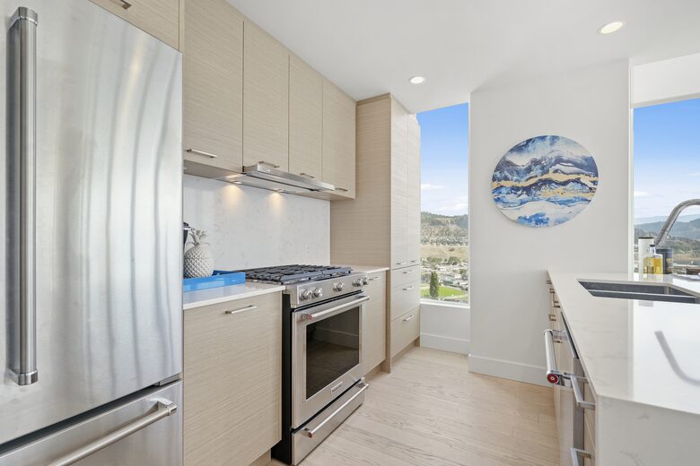 Luxury Lakefront Kelowna Condo - Kelowna, Canada