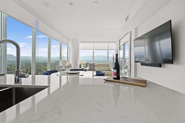 Luxury Lakefront Kelowna Condo - Kelowna, Canada