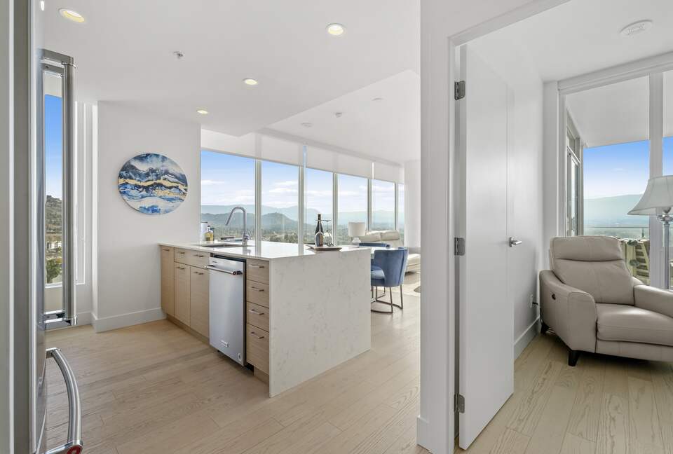 Luxury Lakefront Kelowna Condo - Kelowna, Canada