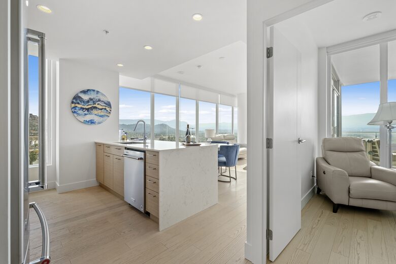 Luxury Lakefront Kelowna Condo - Kelowna, Canada