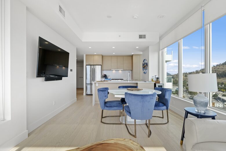 Luxury Lakefront Kelowna Condo - Kelowna, Canada