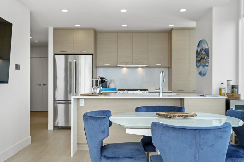 Luxury Lakefront Kelowna Condo - Kelowna, Canada