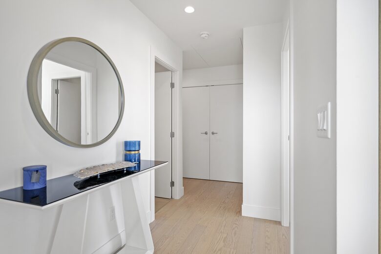 Luxury Lakefront Kelowna Condo - Kelowna, Canada