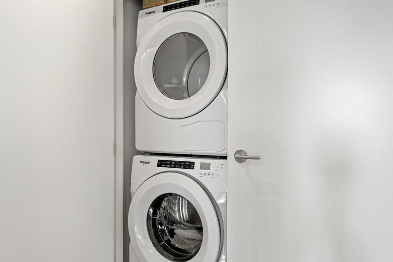 Luxury Lakefront Kelowna Condo - Kelowna, Canada