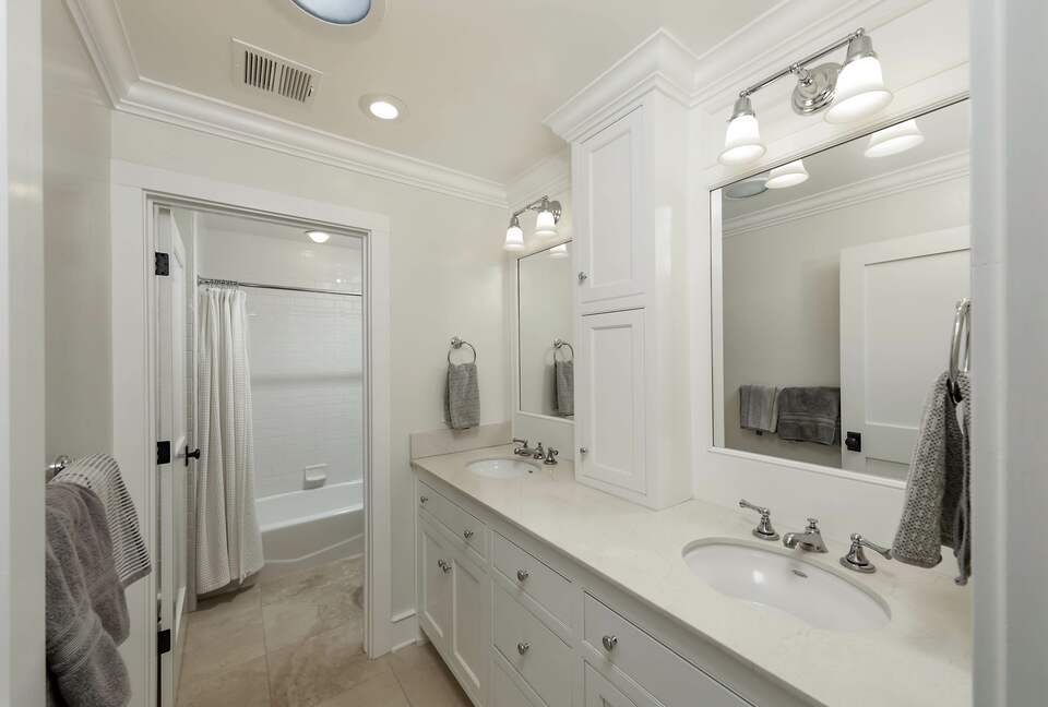 Modern Family Farmhouse - Tehachapi, California