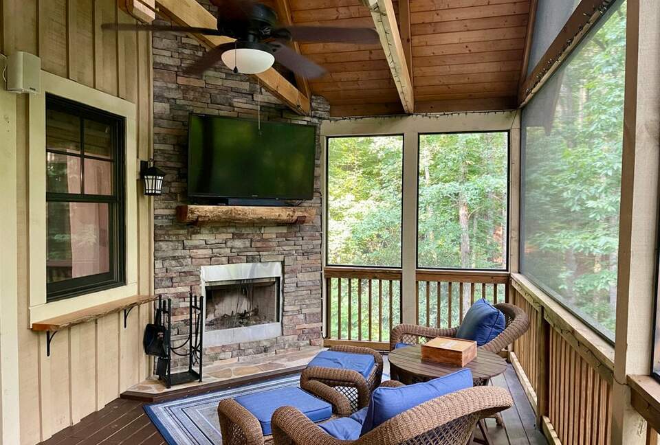 Whispering Falls Cottage — Bear Lake - Tuckasegee, North Carolina