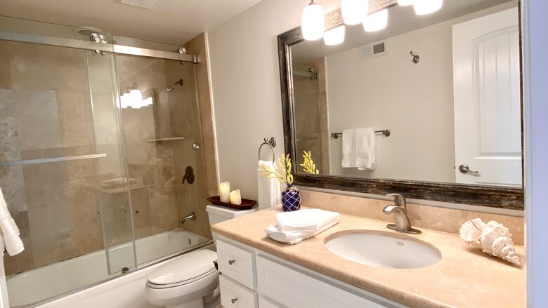 Home Exchange in San Diego, CA, guest bathroom