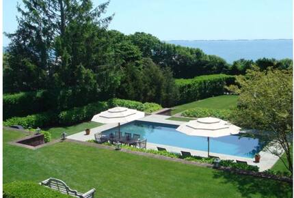 Southampton Retreat with private beach - Southampton, New York