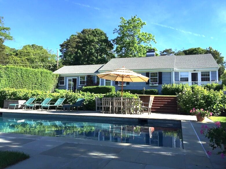 Southampton Retreat with private beach - Southampton, New York