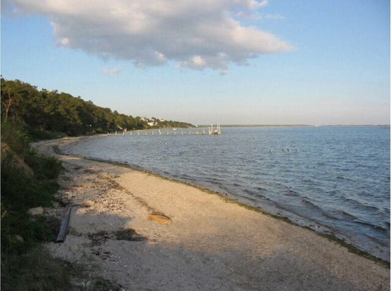 Southampton Retreat with private beach - Southampton, New York