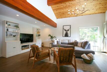 Modern Whistler Chalet - walk to everything! - Whistler, Canada