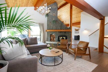 Modern Whistler Chalet - walk to everything! - Whistler, Canada