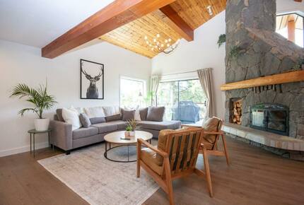 Modern Whistler Chalet - walk to everything! - Whistler, Canada