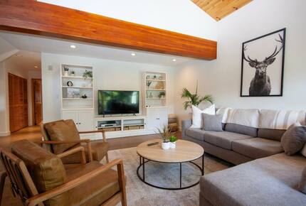 Modern Whistler Chalet - walk to everything! - Whistler, Canada