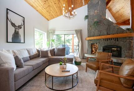 Modern Whistler Chalet - walk to everything! - Whistler, Canada