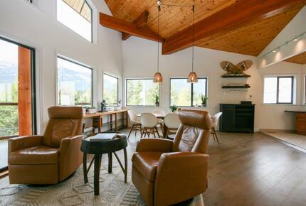 Modern Whistler Chalet - walk to everything! - Whistler, Canada