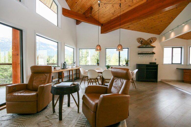 Modern Whistler Chalet - walk to everything! - Whistler, Canada