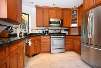 Modern Whistler Chalet - walk to everything! - Whistler, Canada