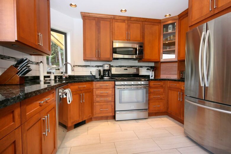 Modern Whistler Chalet - walk to everything! - Whistler, Canada