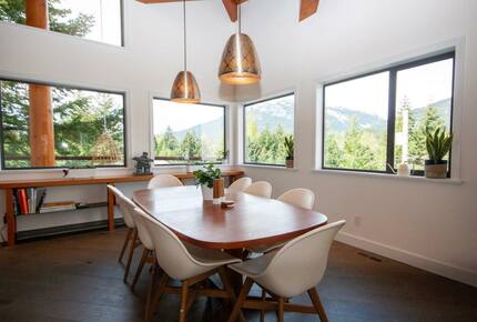 Modern Whistler Chalet - walk to everything! - Whistler, Canada