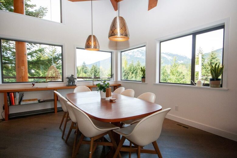 Modern Whistler Chalet - walk to everything! - Whistler, Canada