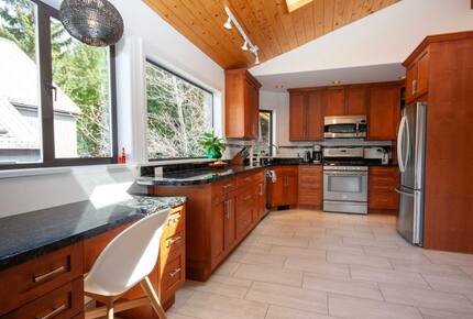 Modern Whistler Chalet - walk to everything! - Whistler, Canada