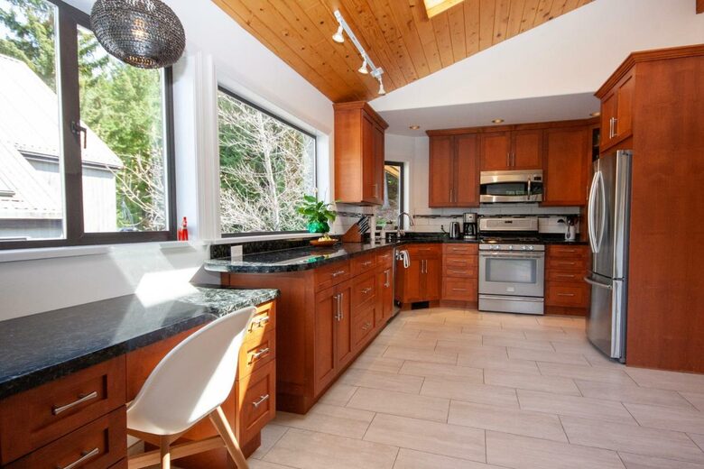 Modern Whistler Chalet - walk to everything! - Whistler, Canada