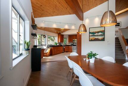 Modern Whistler Chalet - walk to everything! - Whistler, Canada