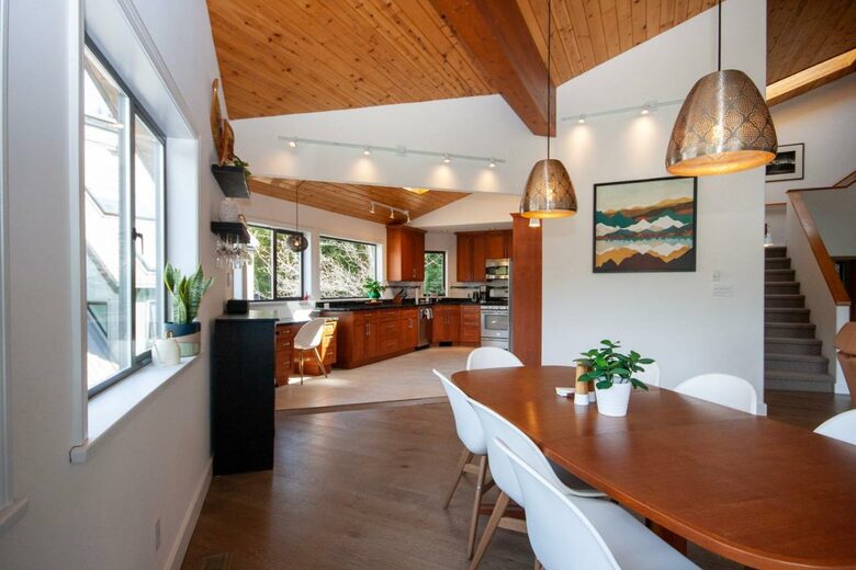 Modern Whistler Chalet - walk to everything! - Whistler, Canada