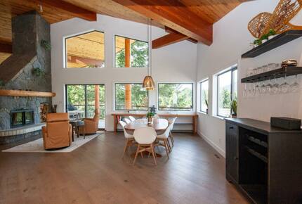 Modern Whistler Chalet - walk to everything! - Whistler, Canada