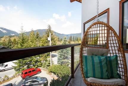 Modern Whistler Chalet - walk to everything! - Whistler, Canada