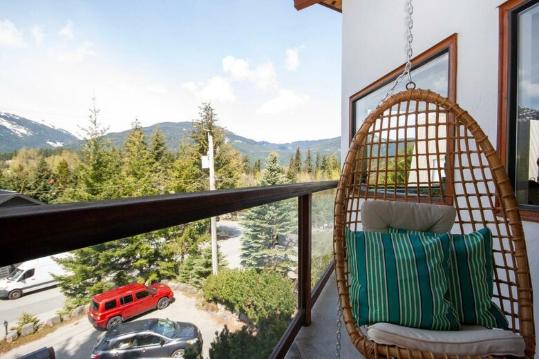Modern Whistler Chalet - walk to everything! - Whistler, Canada