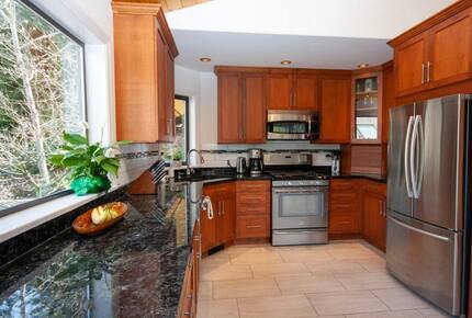 Modern Whistler Chalet - walk to everything! - Whistler, Canada