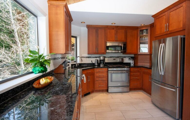 Modern Whistler Chalet - walk to everything! - Whistler, Canada