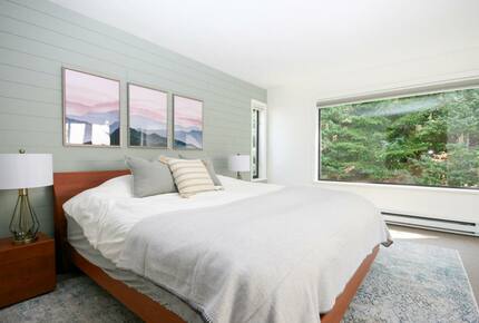 Modern Whistler Chalet - walk to everything! - Whistler, Canada