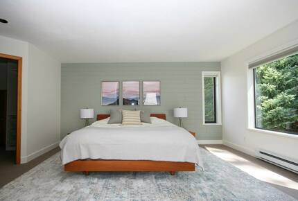 Modern Whistler Chalet - walk to everything! - Whistler, Canada