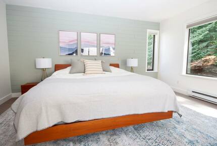 Modern Whistler Chalet - walk to everything! - Whistler, Canada