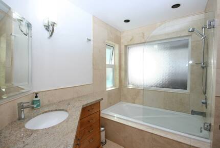 Modern Whistler Chalet - walk to everything! - Whistler, Canada