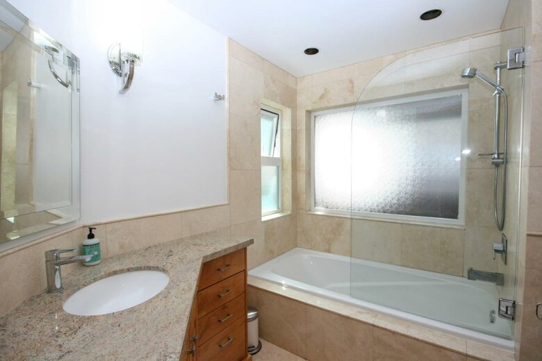 Modern Whistler Chalet - walk to everything! - Whistler, Canada