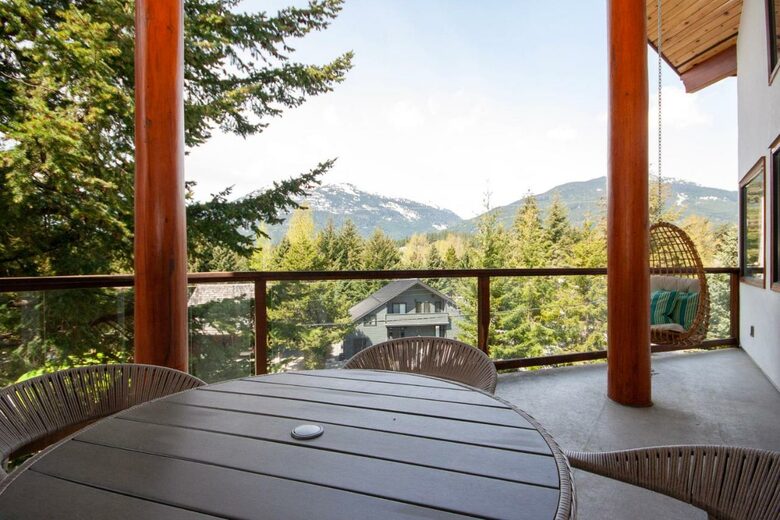 Modern Whistler Chalet - walk to everything! - Whistler, Canada