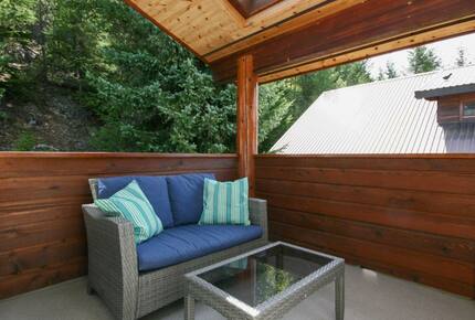 Modern Whistler Chalet - walk to everything! - Whistler, Canada