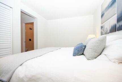 Modern Whistler Chalet - walk to everything! - Whistler, Canada