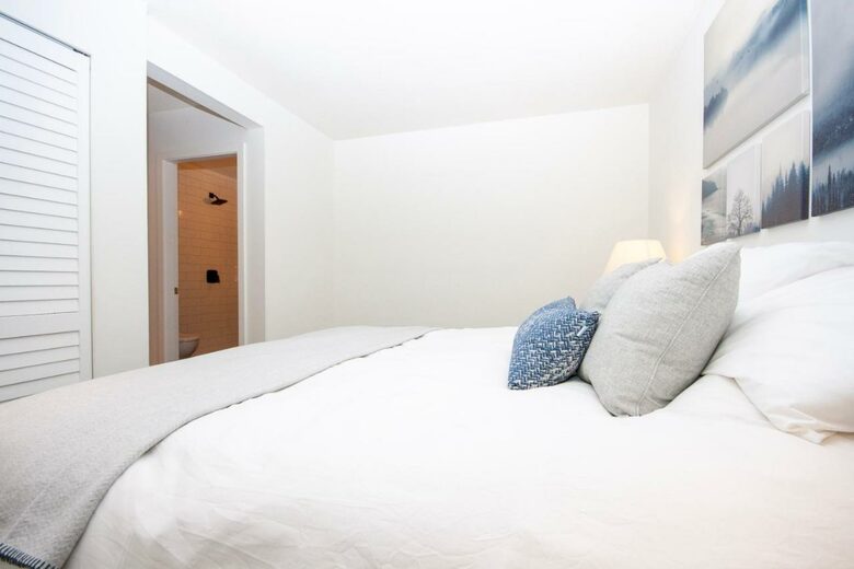 Modern Whistler Chalet - walk to everything! - Whistler, Canada