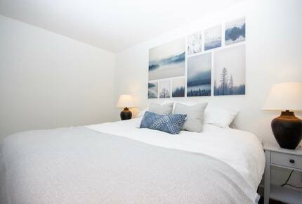 Modern Whistler Chalet - walk to everything! - Whistler, Canada